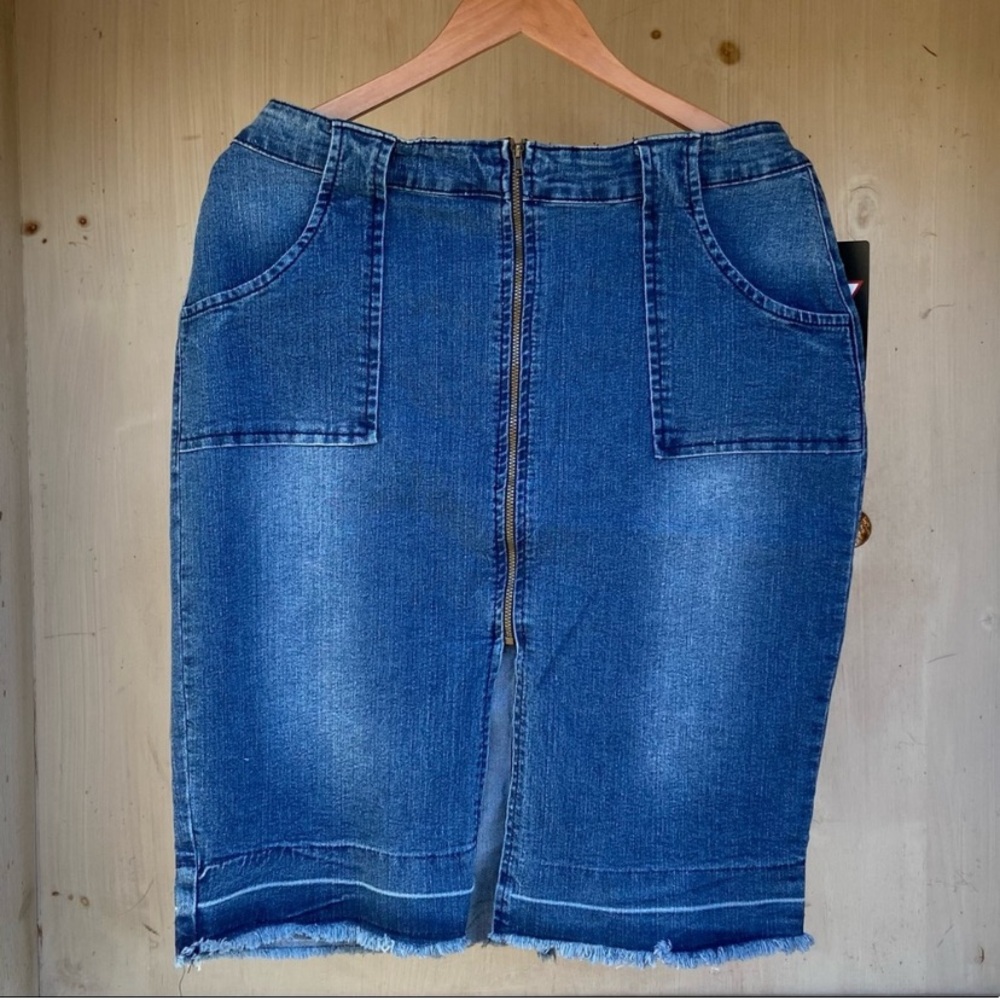 Denim jean skirt with zipper closure and patch pockets NWT NEW BTQ